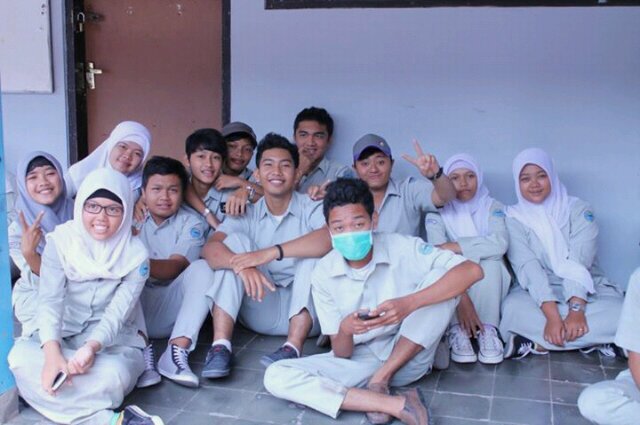 STONES_5's profile picture. 30 autis dengan 30 senyuman ;) kelas paling (gak) terpopuler di SMA Muhammadiyah 1 Purwokerto angkatan 2010 | IG : stones_5