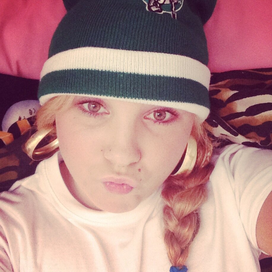 My Life; Family,Friends,Fashion & Music. Dont waste your time on people, just kickbac, laugh & live life!
