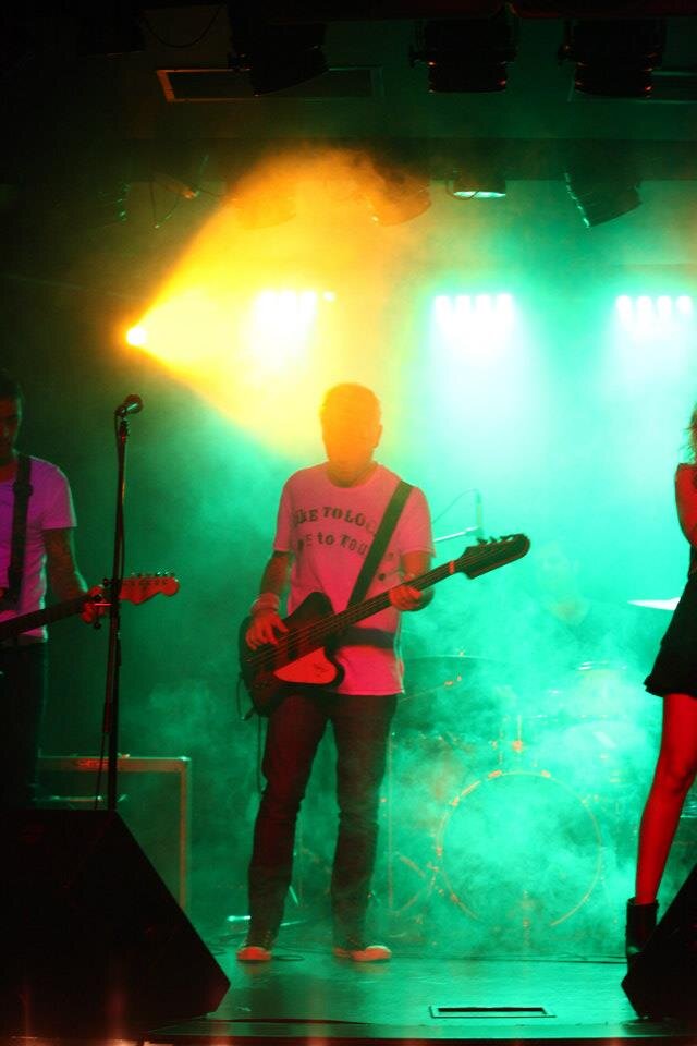 Bass player. Fan de los canguros. Peronchos abstenerse.