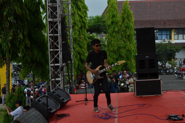 a guitarist Freetime band kuningan. call me us 08997347153 pin 2a4a2B4A.