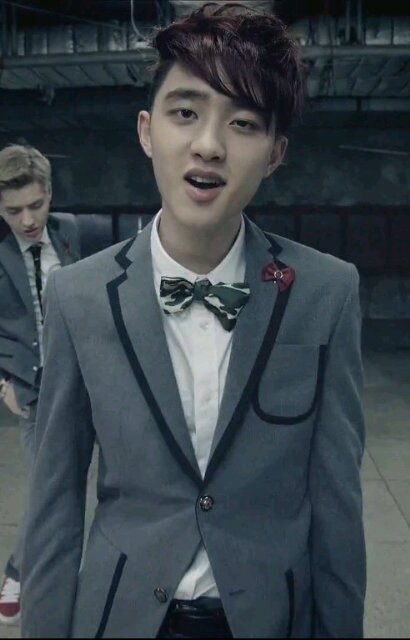 อือรือรอง ~~ (ร้องเพลง) อย่าตกใจกับเสียงร้องอันไพเราะของผม ผม หนุ่มน้อย ดีโอ แห่งวง exo-k ไบโอไม่สำคัญ แค่ฟอลมาคุยกันก็พอ จิบิ (ยิ้มหวาน)