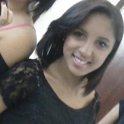 O esmalte na minha unha não dura 3 dias, meu cabelo é revoltado, adoro falar gírias tipo vei. Sou dramática, louca, estressada.