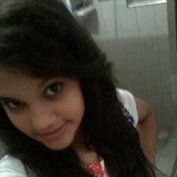 Sou abraços, sorrisos, ânimo, bom humor, sarcasmo, preguiça e sono! Música alta e silêncio