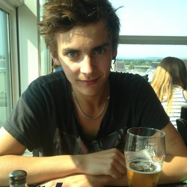 18 yrs from Sweden 
Instagram:sebbethorell
Kik:thekaxi