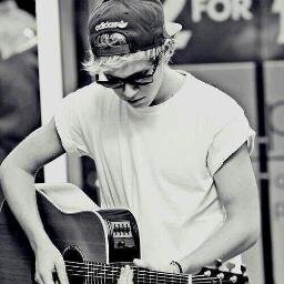please follow @nialls70s :) Im trying to reach my goal so please help me xx