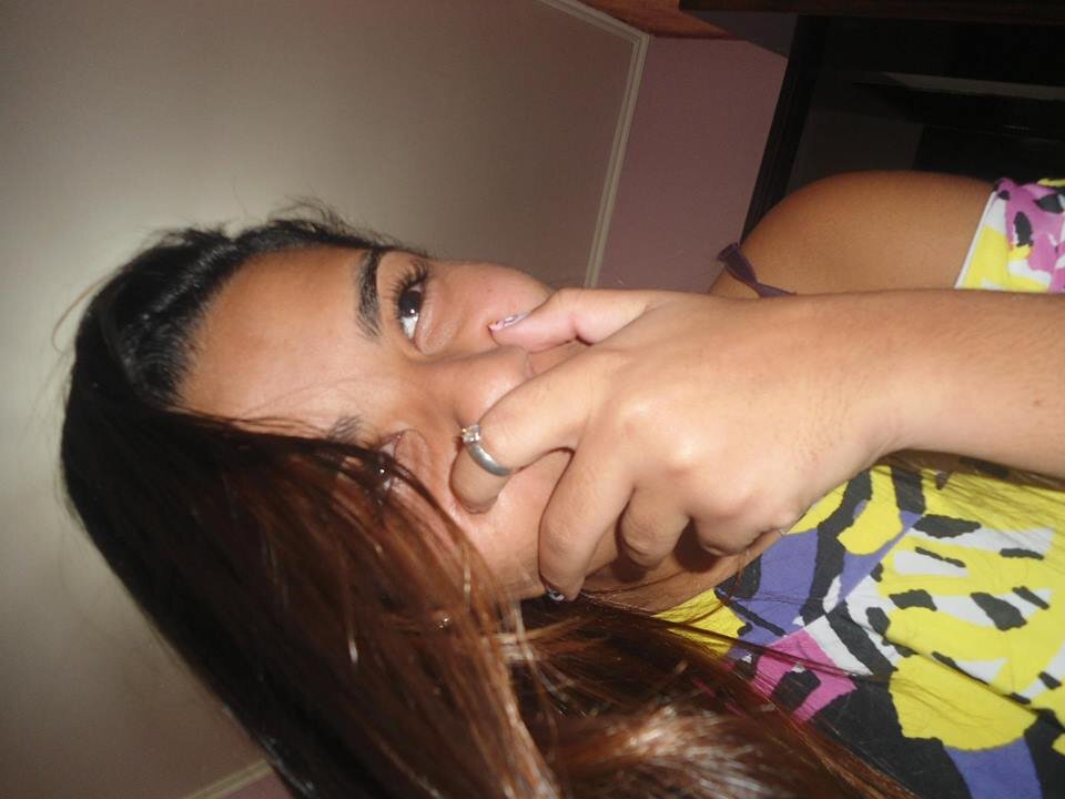 Sou uma menina legal, gente boa, sincera, facil de fazer amizade,gosto de dançar, de ouvir musica, amo meus amigos... Tenho 15 anos.