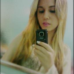 Não troques um coração que te ama por olhares que apenas te deseja. Fica á dica# ^.^