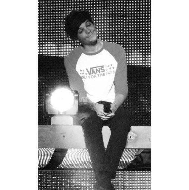 this is a free follow, but following @healyyum would be nice x