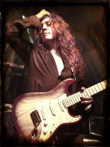 M. Seoane es sin duda uno de los guitarristas más sorprendentes que este país ha visto nacer, sabiendo combinar fuerza, carácter, personalidad y “feeling” con s