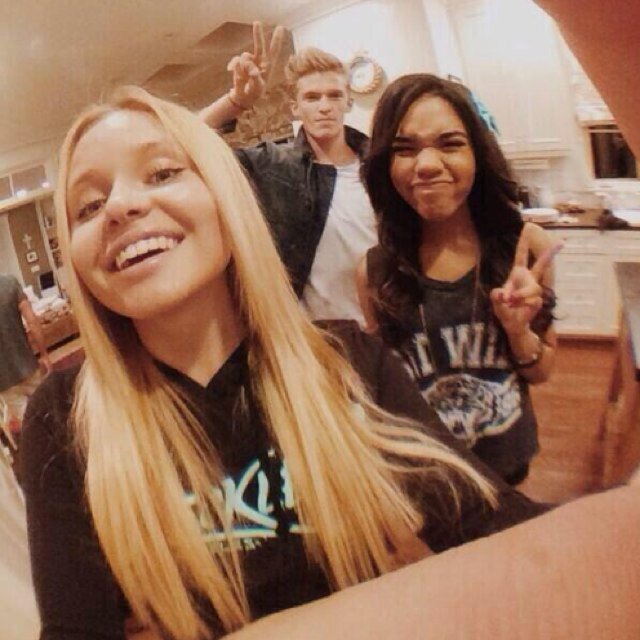 LookHereFake's profile picture. I'm just a lost girl in life.