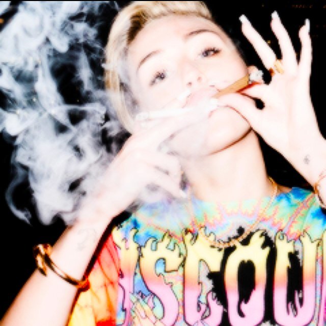 Miley agora é de deus, miley n fuma mais maconha