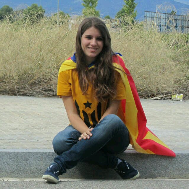 Desperto de nou i sóc allà, camí de tu  d'entre totes les estrelles jo vull estar amb tu.