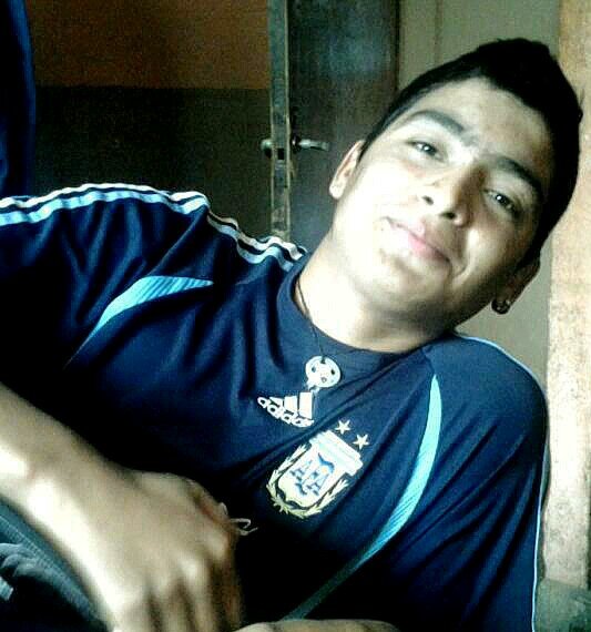 Estudiante, amo jugar al futbol.