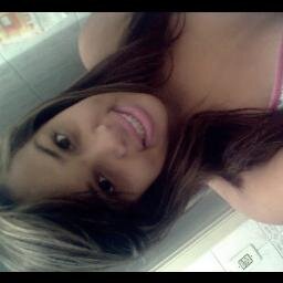 Não sou a garota mais certinha &&' nem a totalmente descontrolada.Não busco ser perfeita ,mas sim ser eu mesma não finjo ser quem não sou pra agradar os outros.