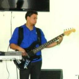 músico y adorador  dando todo lo que puede para la adoración a nuestro Dios