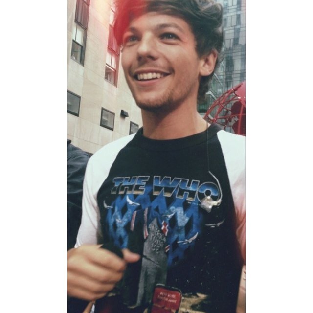 1/5 of One Direction :) Live life for the moment because everything else is uncertain! We would be nowhere without our incredible fans, we owe it all to you.