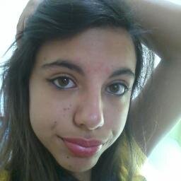 Garota indefesa que tem medo de se expressar pela sociedade..