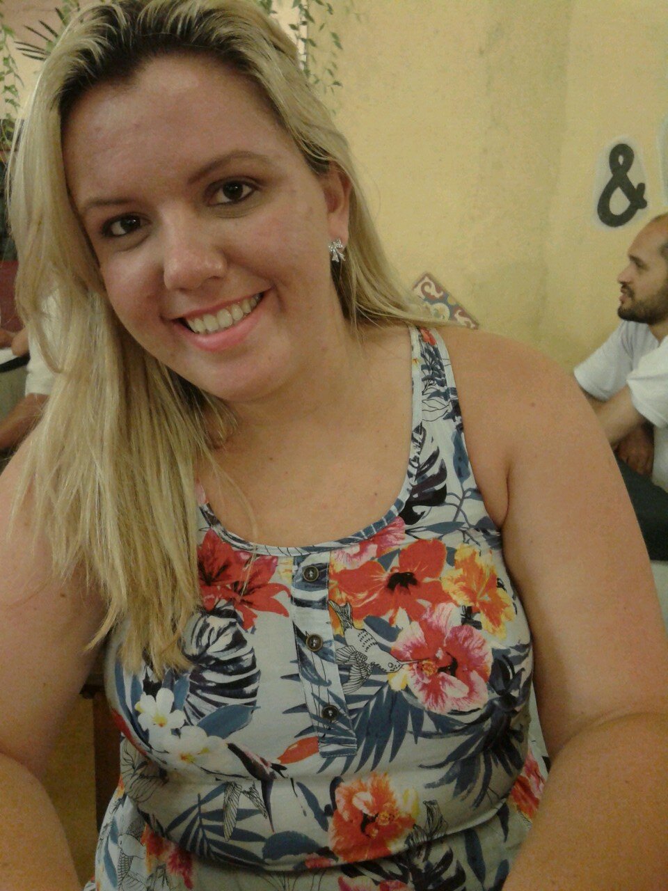 Mulher de Deus!!! Batalhadora, sonhadora, determinada,brincalhona,extrovertida, enfim amiga...