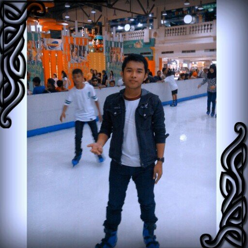 ada 2 tipe orang di twitter :

•yg nge-tweet hal penting-penting saja,...
•yg penting nge-tweet saja lah,..
nahh,. sy tipe yg pertama,. ^_^