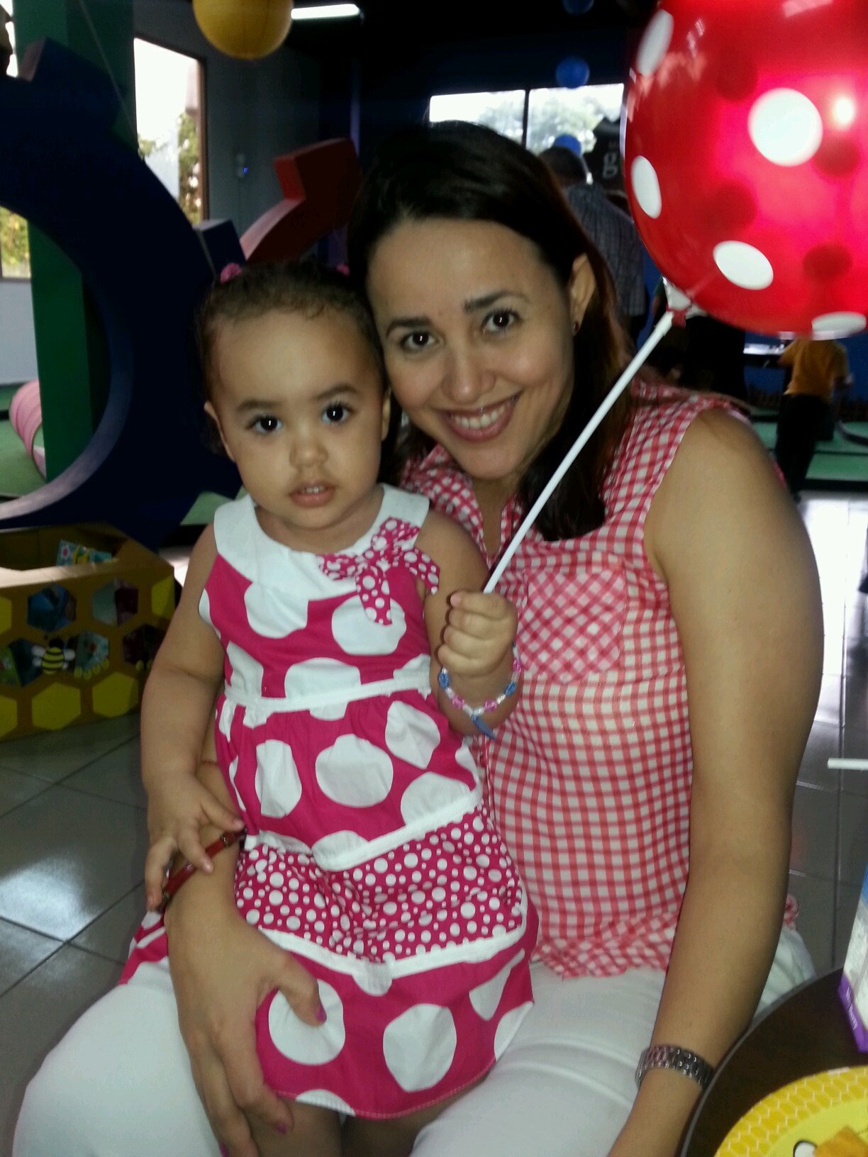 Madre, profesional, me gusta las buenas cosas, valoró a la gente x su humildad, honestidad y me amo x lo que soy.