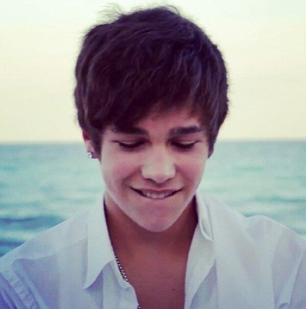 Hi I'm paris and I've made this Mahomie account cos I'm a Mahomie my other personal account is @Mahomie_Numba1 plz vote for austin http://t.co/TZpskkgrod
