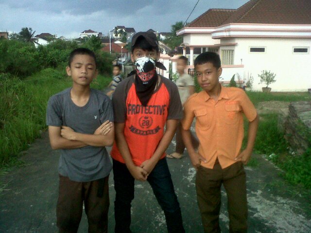 Aku bukan siapa-siapa.,dan aku tak ingin menjadi siapapun., {/ANJAL}