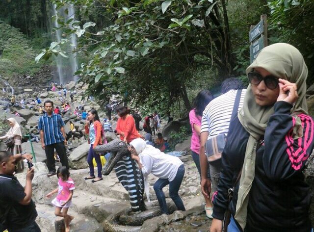 Lahir tanggal 28 Januari 1993 sebagai pribadi yang sederhana :)