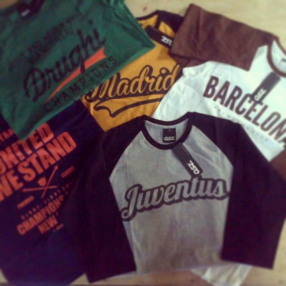 kaos bola beda...