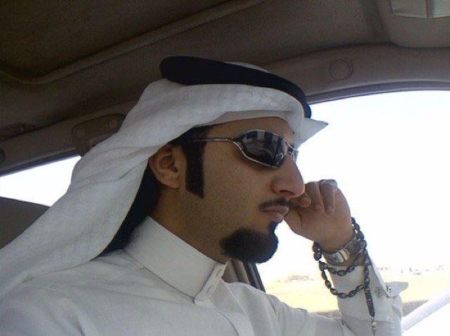 ‏نَعيشّ فَلسفہْ غرِيبَہ ، مثآليآت فِي السّطور وغربہ في العقوُل و عَوآطِف مُحترقہَ و زمنْ أصبَح صوآبہ خطآ وخطأهٌ صوآب *