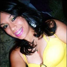 Uma Garota Sonhadora Que Apesar de nova Muito Experiênte com a vida!
E várias decepções no curriculo!!!
Adoro fazer novas amizades pois sou muito simpatica!!!