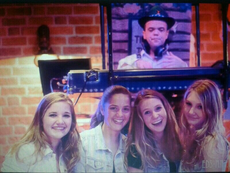 best friends w/@xtaralange @xmariskajanssen @veracusters ♥♡// elzendaalcollege Boxmeer// Siebengewald ♥