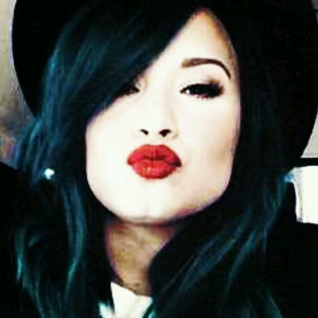 @ddlovato you are my inspiration and life saver. she is so beatiful. Lovatic since the beginning. #BrokenLovatic #Staystrong.