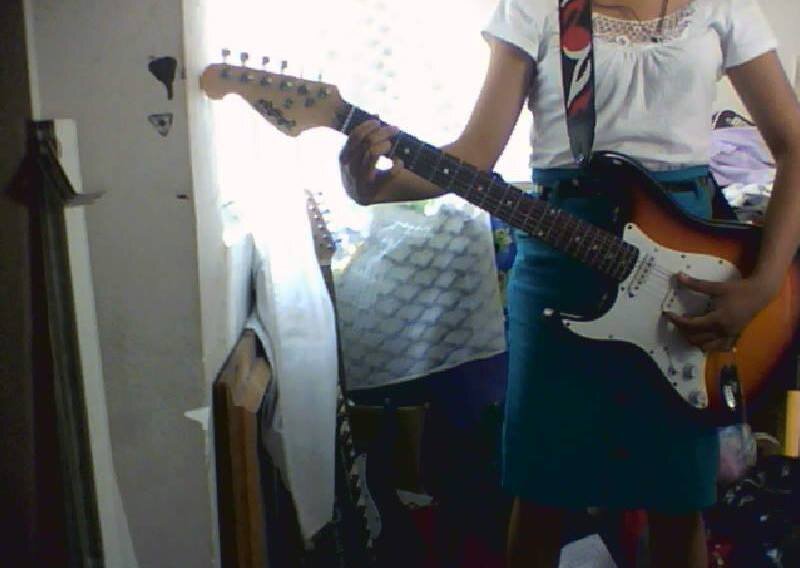me gusta tocar la guitarra y comer pan