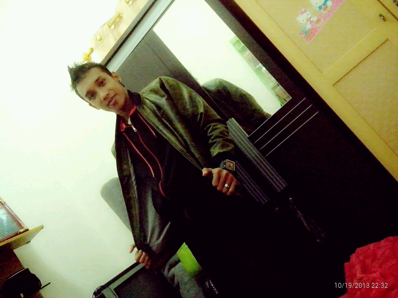 adhe_gio's profile picture. crazy