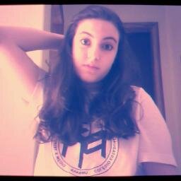 gosto de varias bandas eu adoro ler livros mas no momento to lendo a gagra beautil creatures sou directioner mas tambem curto rock