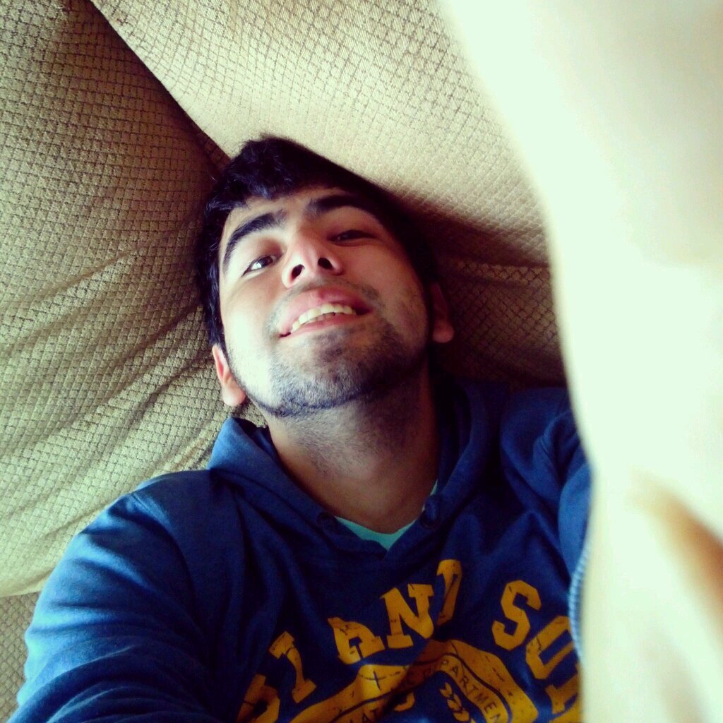 Estudiante de Ing. en Construccion, vivo y disfruto de la vida :)                 http://t.co/Binoy75SKy
