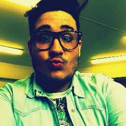 L'ignoranza delle persone è tanta da non capire...
Che non è deridendo gli altri che si diventa MIGLIORI.!