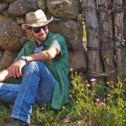 Soy medio mocho, arquitecto, despistado, soñador empedernido. Malo para hablar, regular al escribir y pésimo para las fechas. también en instagram @ruizmorelos
