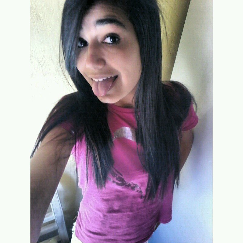 como um anjo você apareceu na minha vida, deu luz aonde não tinha, agora ninguém te tira de mim, eu te amo muito 3 @Vannessa_Vieiira aqui