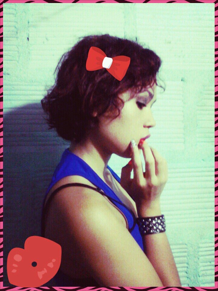 No te compares con nadie, ten la cabeza bien alta y recuerda: No eres ni mejor ni peor, simplemente eres tu y  eso nadie te lo superara.
