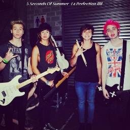 Bienvenue sur 5SOS - LP. Le twitter Officiel de la page Créatrices: -Michael's Unicorn Admin: #Hemmo WELCOME :)