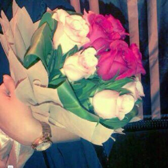 أتنفس بٱلگتـٱبۃ ۆأقرأُ بهٱ گفّ ٱلٱلٱم ۆأهشُّ بهٱ عَ حُلمي ۆلي فيهٱ سمٱءٌ أخرى ..لٱشيء گٱلگتـٱبۃ يفهمنيّ❥ مُمٺنـۃ لـِـ مٺٱبعيني ♡