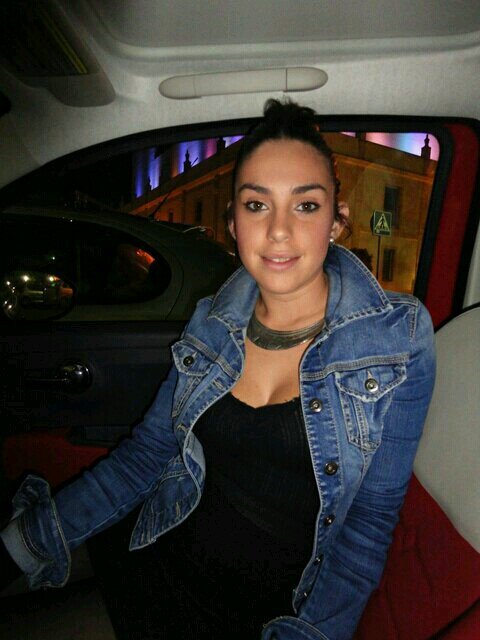 Chica gaditana, me gusta salir con mis amigas, el deporte... y me gusta mucho bailaar al ritmo de la musica!!