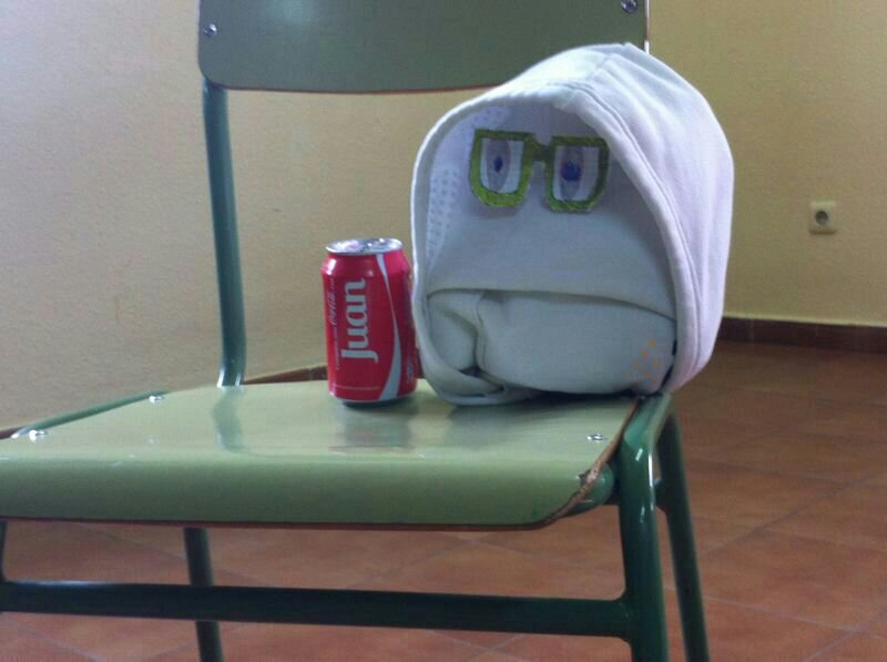 nací el 29 de octubre , salí de un grupo de whasapp y ahora me dedico a recorrer cerveza fría por mi gaznate , solo ella , la botella.Me drojaron