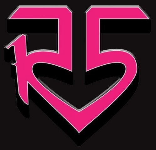 soy R5er forever,me gusta la mucica en ingles, la pizza,bailar y tener amigos que me respeten y me quieran como soy ,  y amo la serie de Autin y Ally y Disney .