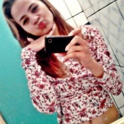 Ele pensa que me engana eu finjo que acredito
Enquanto ele desmancha palavras no meu ouvido
Dizendo que sou eu o seu objetivo..  ♪♪'