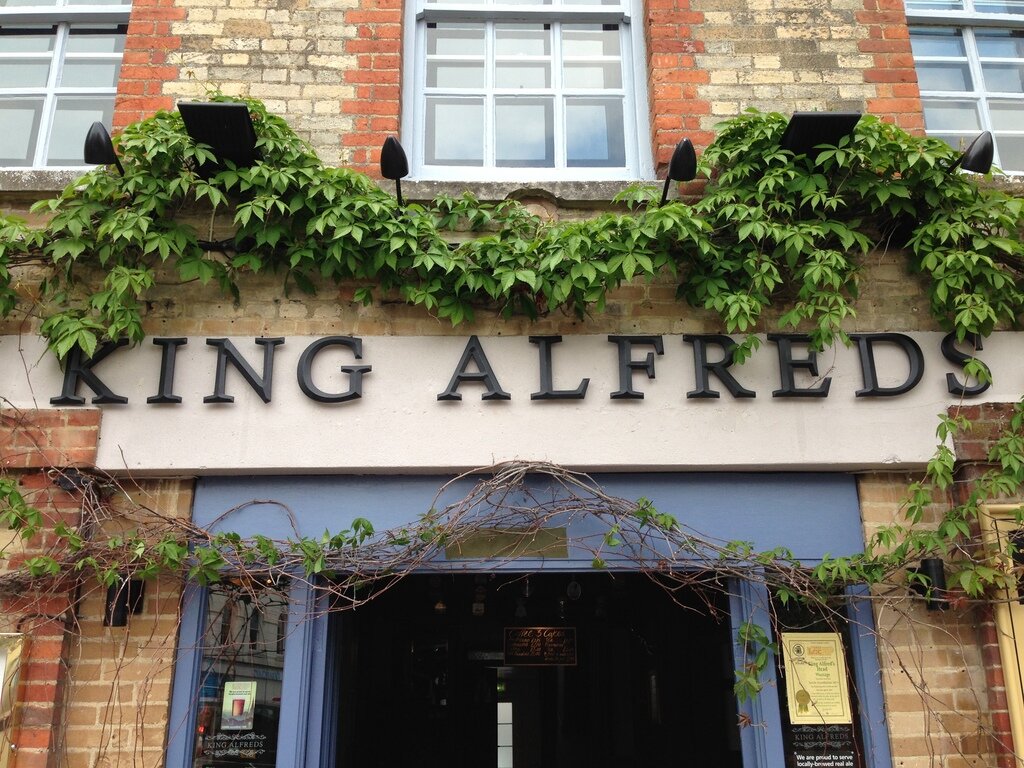 Bustling town centre pub with a fantastic beer garden!