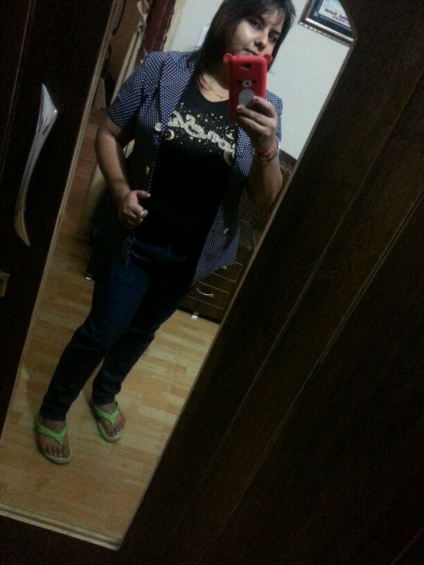 riya_sareen's profile picture. 