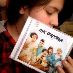 bueno soy Directioner de Corazon amo a mis amigos y soy mas o menos skater / sigueme y te sigo