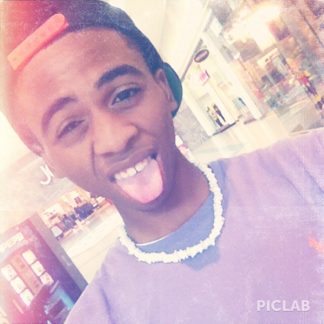 God First.☝Taken: B.M.H❤ Follow Me and I'll follow back! Football & Basketball player.. 16 years young.